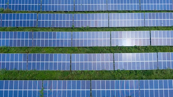 Comment choisir des panneaux solaires intégrés au bâti pour une esthétique moderne ?