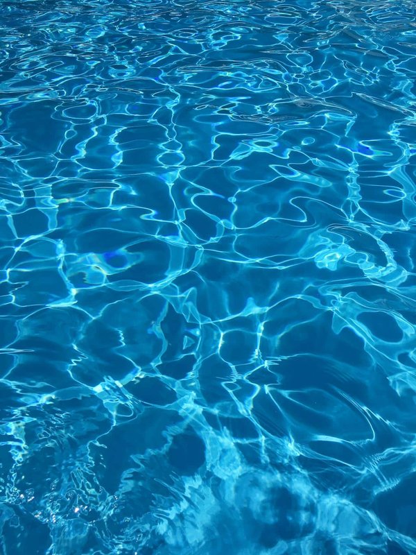 Comment choisir une couleur de revêtement de piscine qui maximise la visibilité en cas d'urgence?