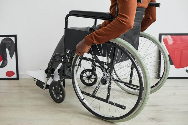 Quelles sont les meilleures pratiques pour assurer l'accessibilité aux piscines pour les personnes avec des prothèses?