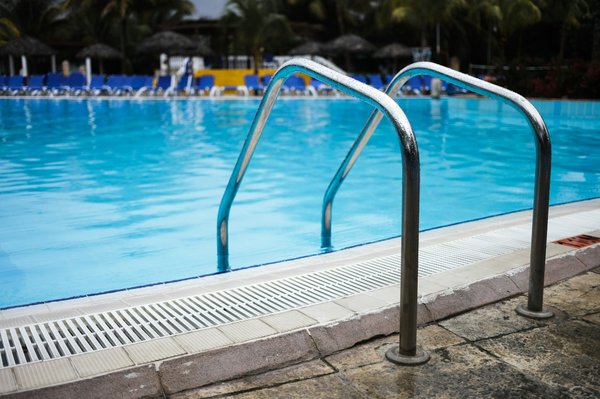 Traitement d'une piscine par UV : comment cela fonctionne ?