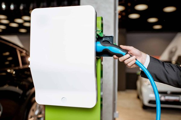 Installation bornes de recharge pour les entreprises : bénéfiques pour les entreprises et l'environnement